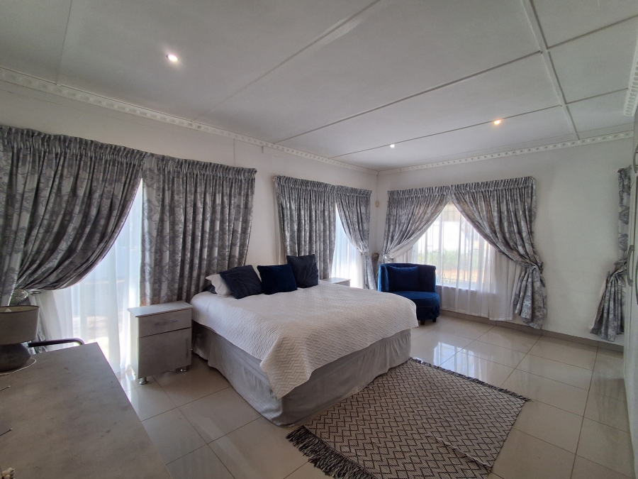 4 Bedroom Property for Sale in Flamwood North West